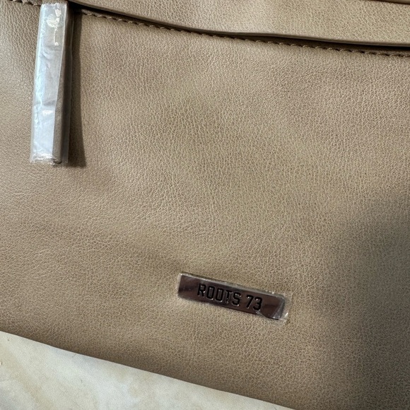 NWT ROOTS 73 Tan Crossbody Bag - Picture 4 of 4